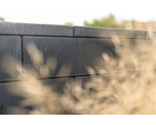 Mauer aus Betonsteinen