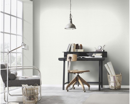 Helles Arbeitszimmer mit Schreibtisch, Stuhl, Lampe und Dekoration