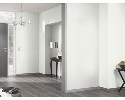 Heller Raum mit Tür, Leuchter und Holzboden.