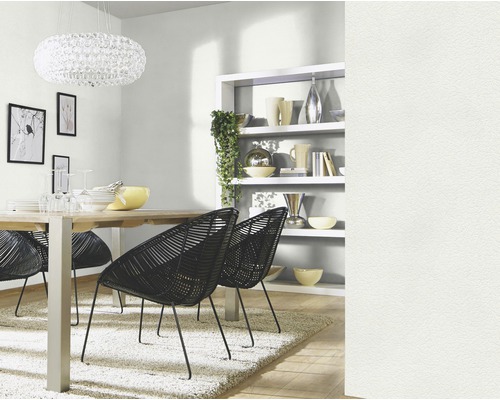 Esszimmer mit Esstisch, Stühlen, Hängeleuchte und Regal