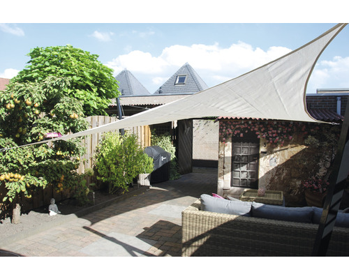 Sonnensegel über einer Terrasse mit Gartenmöbeln und Pflanzen