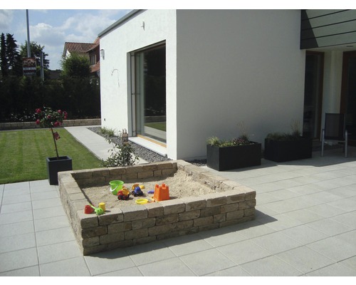 Außenbereich mit Sandkasten, Pflanzkästen und Terrasse