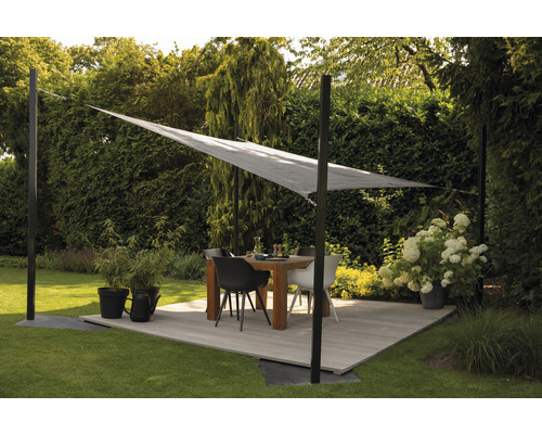 Gartenszene mit Sonnensegel, Esstisch und Stühlen auf einer Holzterrasse