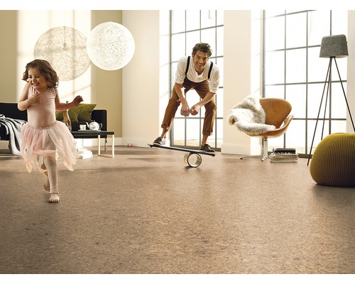 Wohnzimmer mit Korkboden, spielendem Mädchen und Mann auf Balancierbrett