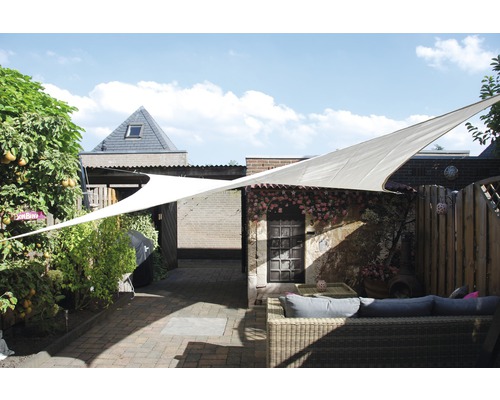 Garten mit Sonnensegel für den Außenbereich und Gartenmöbeln.