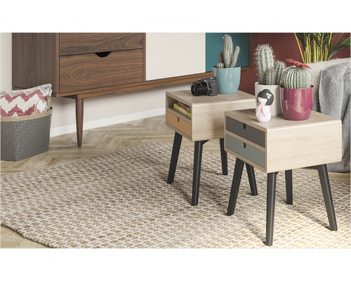 Dekoratives Wohnzimmer mit zwei Beistelltischen, Teppich und Kommode