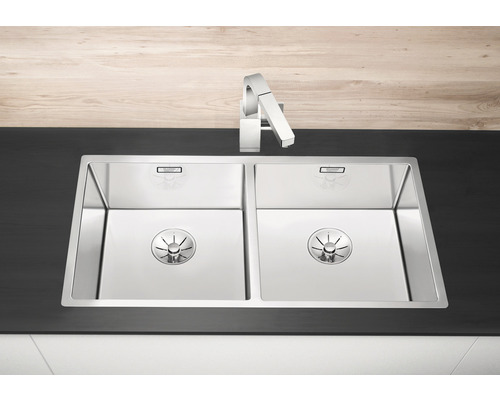 Doppelspüle aus Edelstahl mit Wasserhahn
