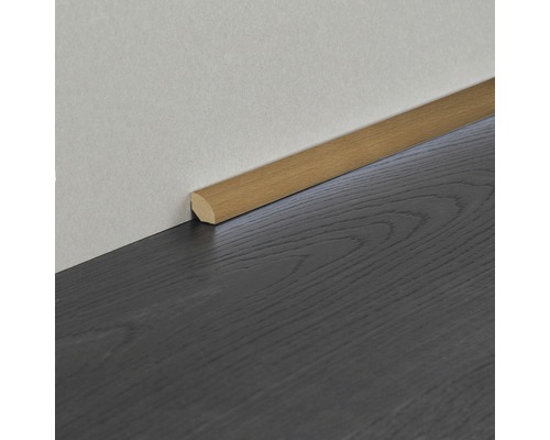 Holz-Viertelstab als Sockelleiste an Wand und Boden
