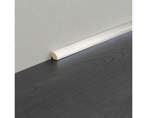 Fußleiste aus Holz an einer Wand befestigt