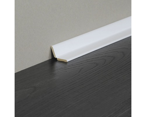 Sockelleiste aus Kunststoff an Wand und Holzboden