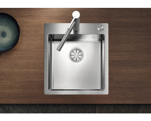 Edelstahlspüle mit Armatur auf Holzarbeitsplatte