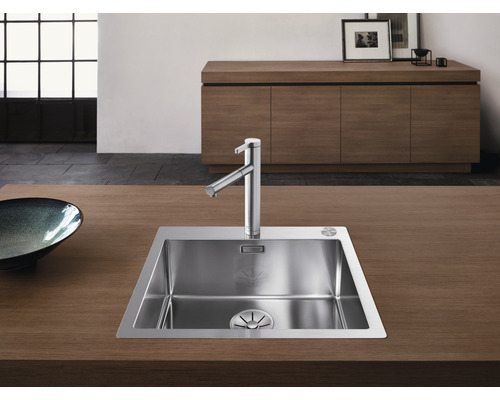 Spültisch aus Edelstahl mit Wasserhahn auf einer Küchentheke