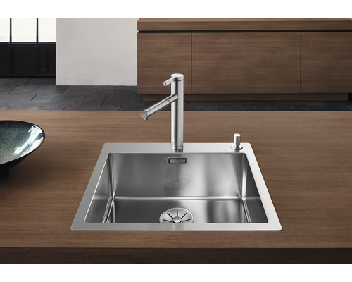 Edelstahlspüle mit Armatur auf einer Arbeitsplatte