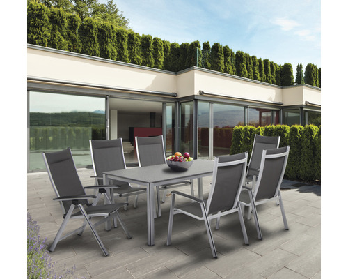 Gartensitzgruppe mit Tisch, Sesseln und Stühlen auf einer Terrasse