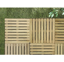 Verlegung von Terrassenfliesen aus Holz auf Gras