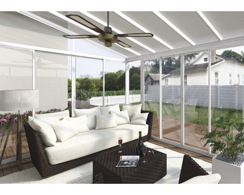 Wohnzimmer im Wintergarten mit Sofa, Tisch und Deckenventilator