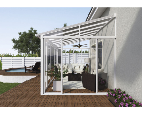 Moderne Terrassenüberdachung mit Möbeln auf einer Holzterrasse