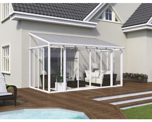 Angebauter Wintergarten mit Terrassenmöbeln auf einer Holzterrasse neben einem Haus.