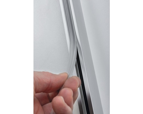 Hand führt Dichtungsprofil in eine Aluminiumprofilschiene ein