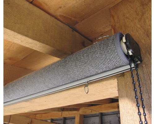Rollo an Holzkonstruktion montiert