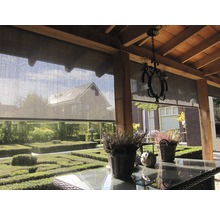 Terrasse mit Sichtschutzrollos, Tisch und Garten