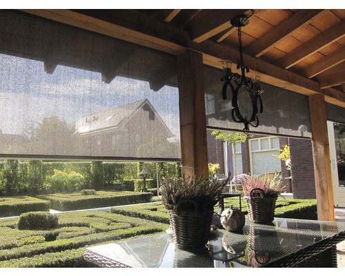 Terrasse mit Sichtschutzrollos, Tisch und Garten