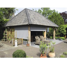 Gartenlaube mit Dach, Rollo, Gartenmöbeln und Bepflanzung im Außenbereich