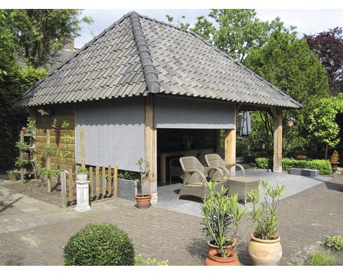 Gartenlaube mit Dach, Rollo, Gartenmöbeln und Bepflanzung im Außenbereich