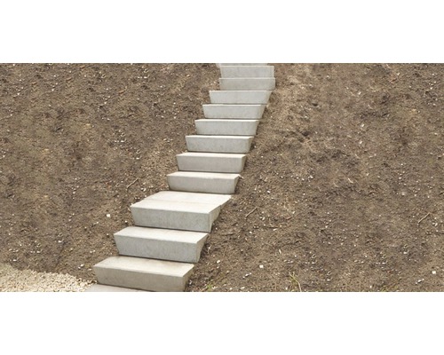 Treppe aus Betonsteinen im Außenbereich