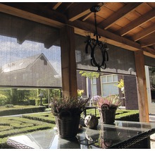 Terrasse mit Markise, Tisch und Gartenblick