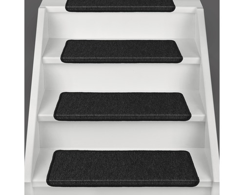 Treppe mit schwarzen Stufenmatten