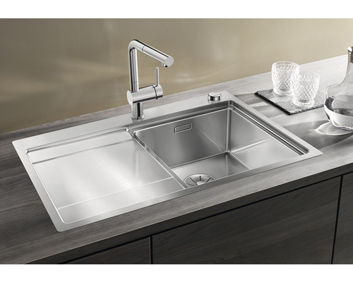 Spüle aus Edelstahl mit Abtropffläche und Armatur