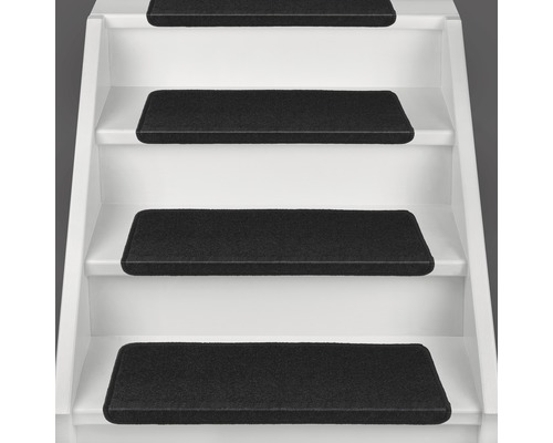 Treppe mit schwarzen Stufenmatten
