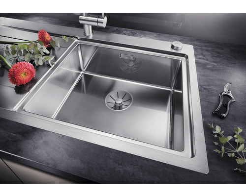 Edelstahlspüle mit Blumen und Gartenschere