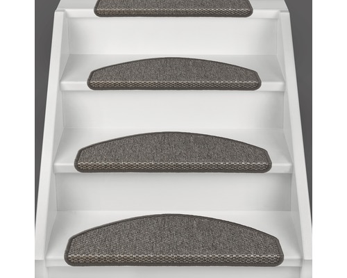 Treppen mit grauen Teppichstufenmatten.