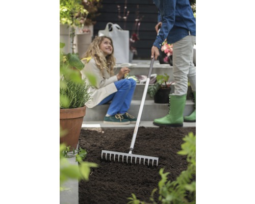 Gartenarbeitsszene mit Rechen und zwei Personen