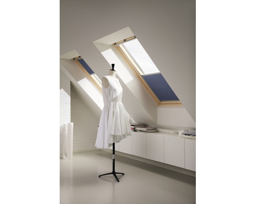 Heller Dachbodenraum mit zwei Dachfenstern, Rollos und Schneiderpuppe mit Kleid