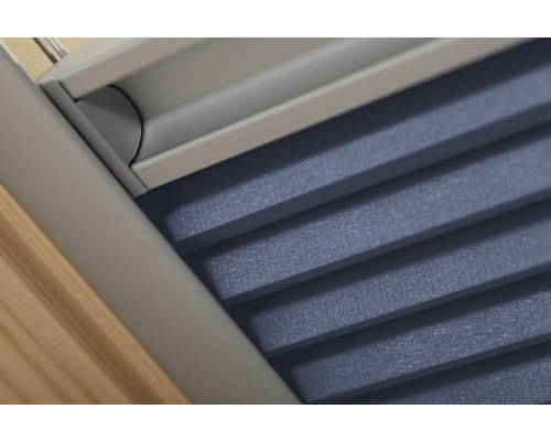 Nahaufnahme einer blauen Fensterplisseeanlage
