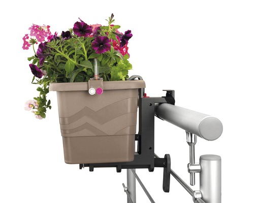 Blumenkasten mit Halterung an einem Geländer mit Blumen