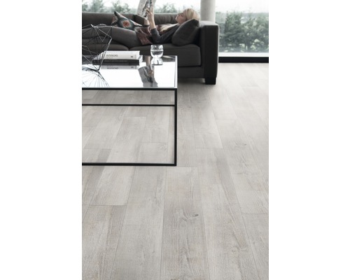 Heller Bodenbelag aus Laminat in Wohnzimmer