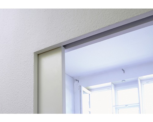 Teilweise geöffnete Schiebetür im Innenraum