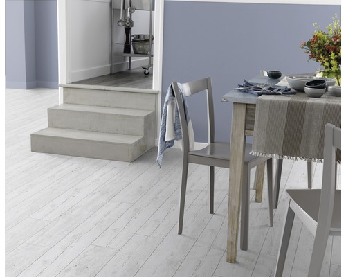 Esszimmer mit Tisch, Stühlen und hellem Holzboden