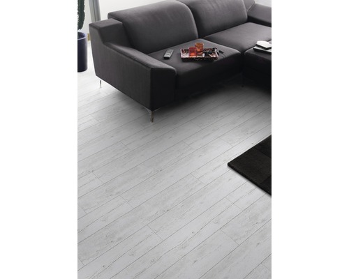 Wohnzimmer mit Sofa und hellem Holzboden