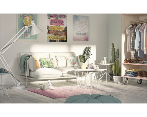 Wohnzimmer mit Sofa, Couchtisch, Stehlampe, Teppich, Dekorationsgegenständen, Bildern und Kleiderschrank.