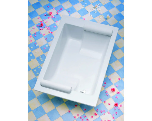 Rechteckige Badewanne aus Sanitäracryl mit Kopfstützen auf blau und beige kariertem Boden