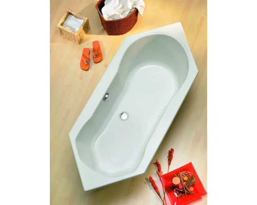 Eckbadewanne im Badezimmer mit Dekorationsartikeln