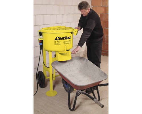 Lescha LZ 100 Zwangsmischer beim Befüllen einer Schubkarre durch einen Mann