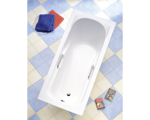 Rechteckige Badewanne mit Haltegriffen, Handtüchern und Büchern im Badezimmer