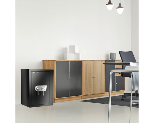 Schwarzer Möbeltresor in Büroumgebung