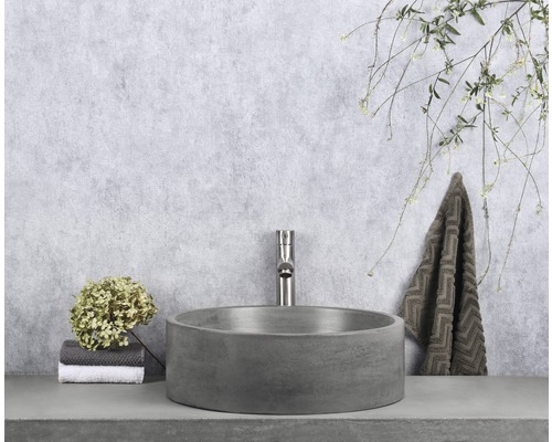 Badezimmer-Szene mit rundem Aufsatzwaschbecken, Armatur und Handtuch